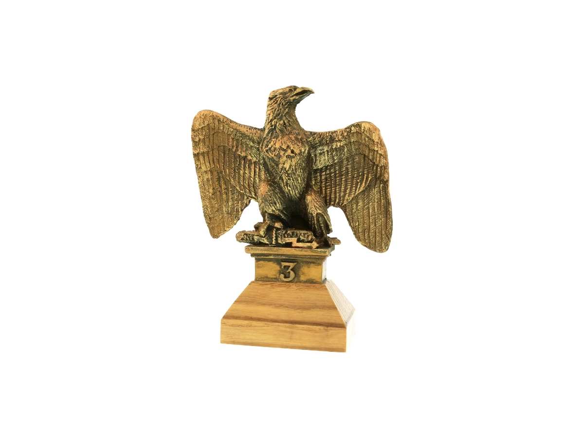 Trophée militaire en résine sur socle en bois